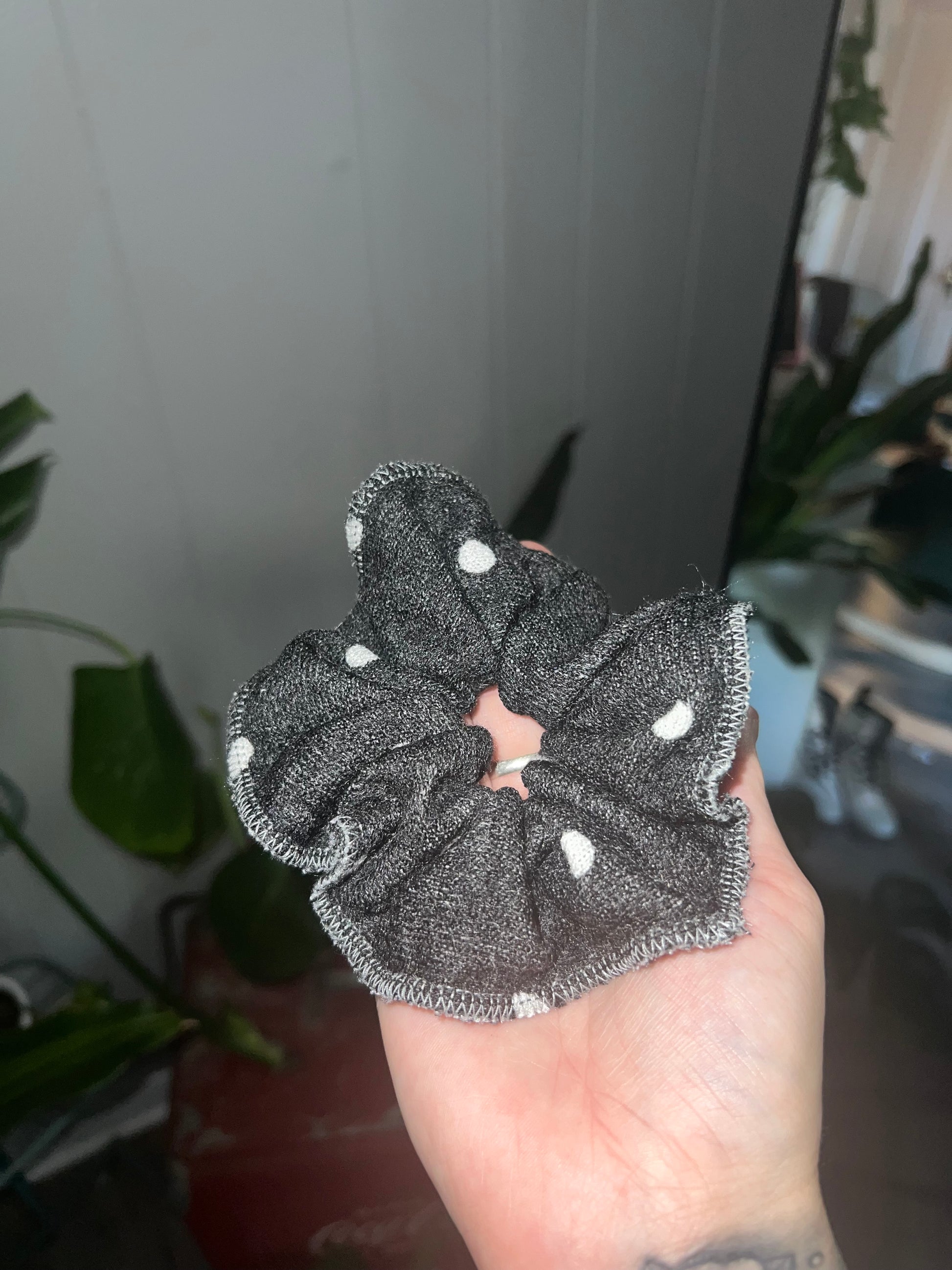 Polka dot srunchie